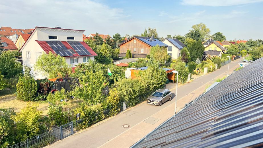 Ruhe mit Blick über Felder: Exklusives wohngesundes Plusenergie-Doppelhaus, S-Bahn fußläufig – Wohnumfeld