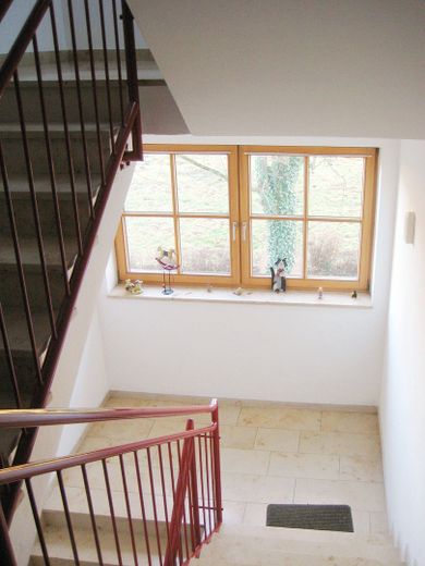 Avis aux investisseurs : duplex habité et meublé de 4 pièces avec cuisine, salle de bains et WC supplémentaires, dans un quartier calme proche du centre – Treppenhaus 3