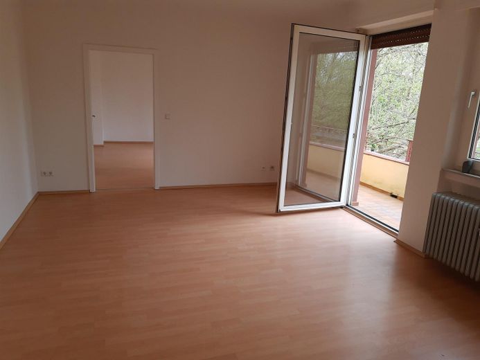 Schöne 2-Zimmerwohnung mit Balkon,Dusche,Stellplatz, neu zu vermieten – Wohnzimmer