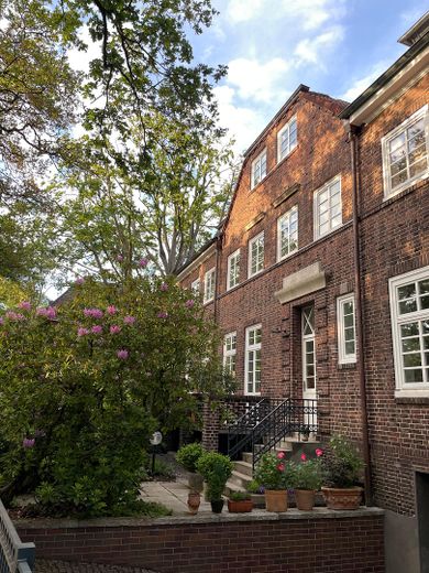 Großzügiges Familienhaus am Stadtpark – Straßenansicht