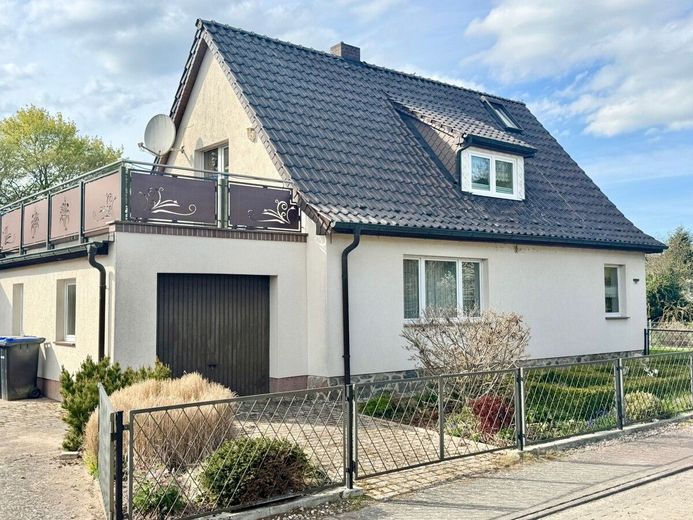 HORN IMMOBILIEN ++ Haus mit Doppelgarage und Nebengebäude in Wodarg bei Altentreptow, ruhige Lage – Nutzen Sie Ihre Chance!