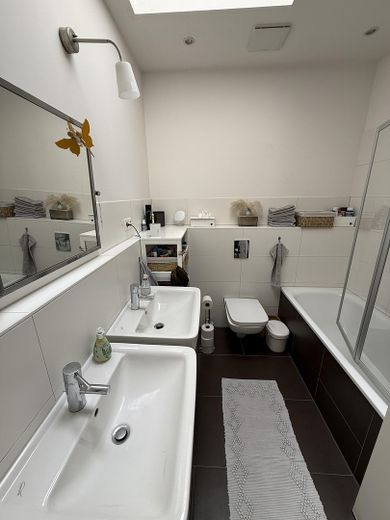 Luxury Penthouse Maisonette with Private Rooftop Terrace & Spectacular 360° Berlin Skyline Views – Bathroom (6th floor)