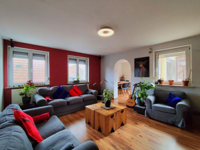 Ihre Wohlfühloase in Bischberg: Modernisiertes Platzwunder, Kaminzauber und XXL-Terrasse! – Foto 1