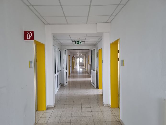 1.9 ha Bauland + Gewerbeobjekte + für Solar , Lager ab 99.000 Euro – Krankenhaus_Flur