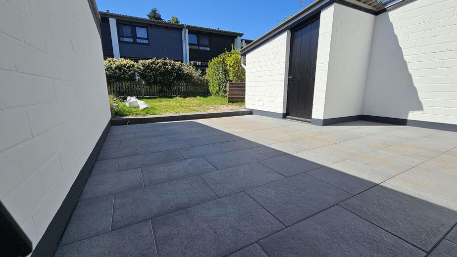 Neuwertiges Reihenmittelhaus, Fußbodenheizung, eigenem Garten & Garage – Terrasse + Garten