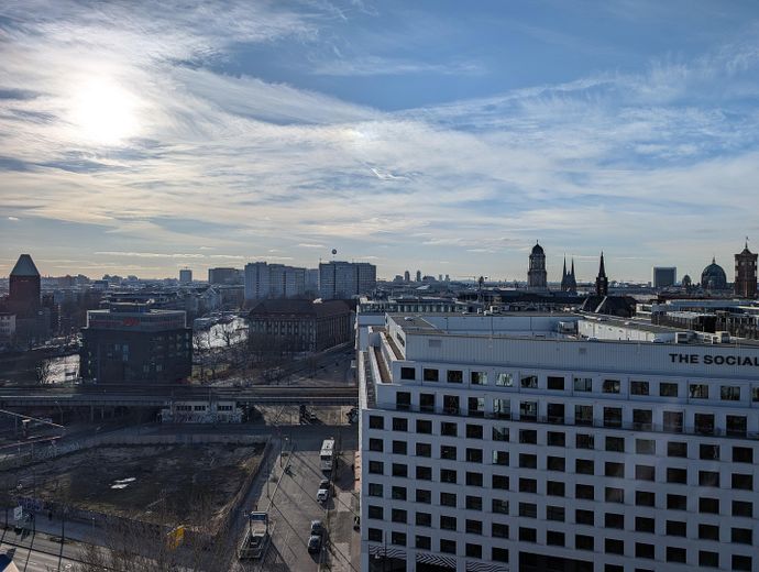 Monolocale in posizione centralissima con vista sulla torre della televisione al 14º piano – Blick auf Spree