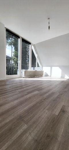 Große sonnige Dachgeschosswohnung -  Ruhige Villenlage - Südloggia - ca. 20 Min. zum Hauptbahnhof – Zimmer
