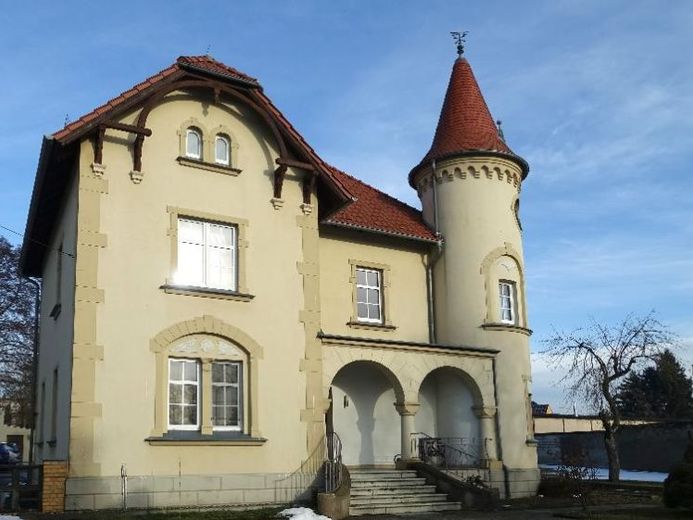 Historische Villa mit Turm – Vermietung an Gewerbetreibende – फोटो 1