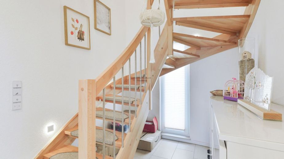 *** Exklusives KfW-40-Plus-Einfamilienhaus mit PV-Anlage, Erdwärmepumpe, Doppelgarage – EG_Flur_2