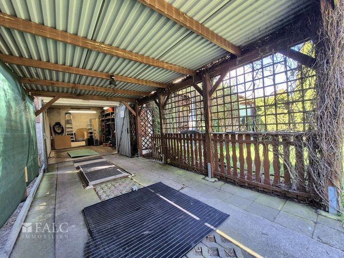 **Charmantes Einfamilienhaus in Seenähe**- FALC IMMOBILIEN – Carport