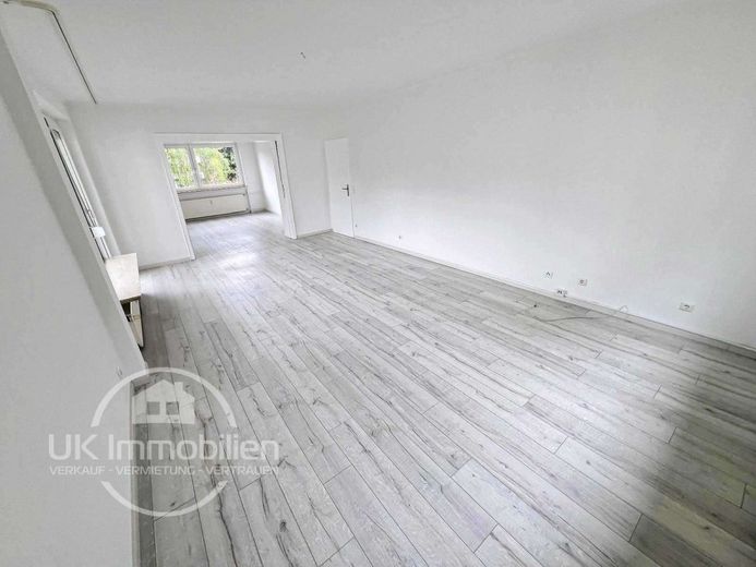 5-Zi RaumRiese mit XXL-Balkon + Close2 Japanese School – Wohnzimmer Zi1
