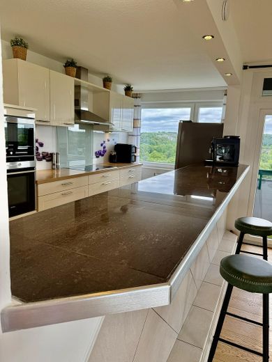 Penthouse mit großer Dachterrasse, Panoramablick & privater Sauna – Küche mit Thekenbereich