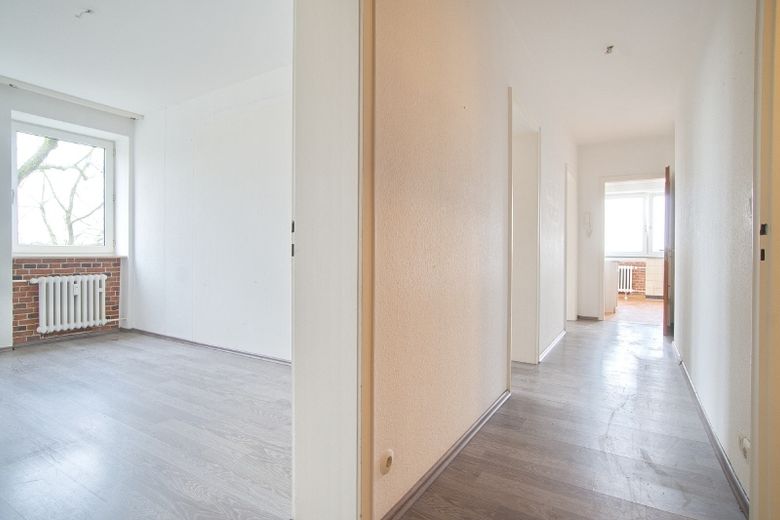 2 x  3-Zimmer-Wohnung im selben Gebäude, Wohnräume mit Laminatboden, helles Bad – 70f4b58f26a942216c71a6b78602b1c26e231e1b.jpg