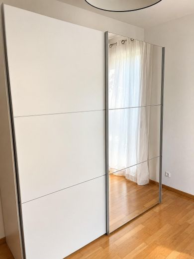 Стильная меблированная 3-комнатная квартира с террасой, садом и подземным гаражом на Терезиенхёэ – Schrank Gästezimmer