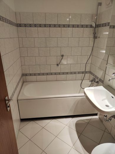 2 Zimmer Wohnung mit Balkon, frisch saniert – Badezimmer