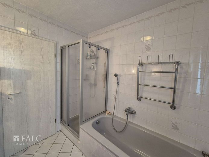 Möblierte 4-Raum-Wohnung min. für 12 Monate mit Garten - FALC Immobilien – Bad