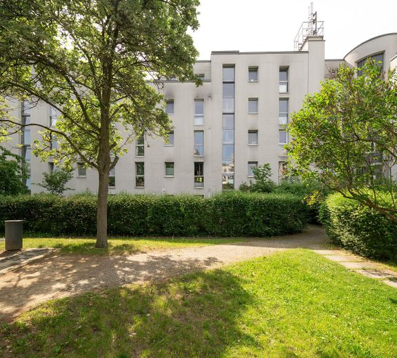 Ihr neues Zuhause zwischen Mitte und Kreuzberg – Hochwertig modernisiert in begehrter Lage – Blick aufs Haus vom Garten aus
