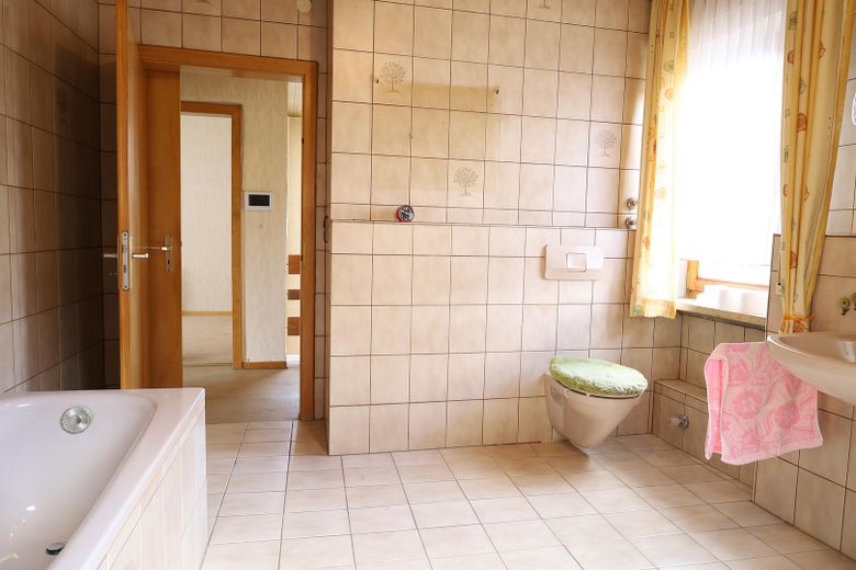 139 qm | 7 Zimmer | 2 Balkone | Reihenendhaus für 125.000 € – 2. OG Bad Foto 2