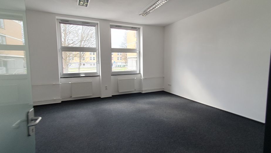 Top Büroflächen mit vielen Möglichkeiten, EUR 15,- bis 17,- pro qm warm – Büro groß