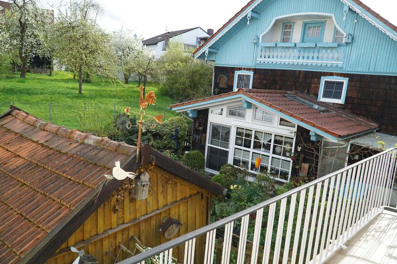 Vollständig renoviertes und modernisiertes 5-Zimmer-Einfamilienhaus in Eichendorf – Balkonansicht rechts