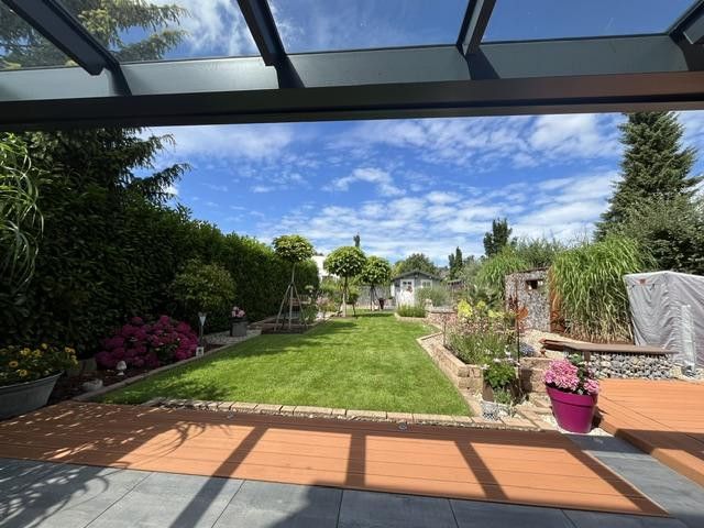 Trasferisciti e inizia a vivere "felicità abitativa su due livelli con camino e giardino da sogno" da maggio 2027 – Blick Terasse in den Garten