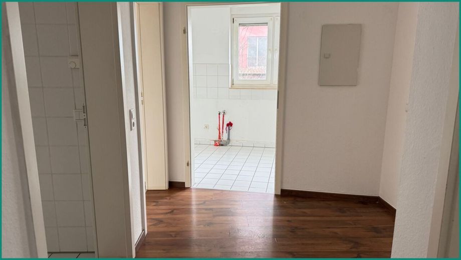 DREIFAMILIENHAUS IM STADTZENTRUM VON REMSCHEID - 2 WOHNEINHEITEN VERMIETET - MÖGLICHKEIT ZUM EIGENNUTZ – Diele und Eingangsbereich der Wohnung im Erdgeschoss