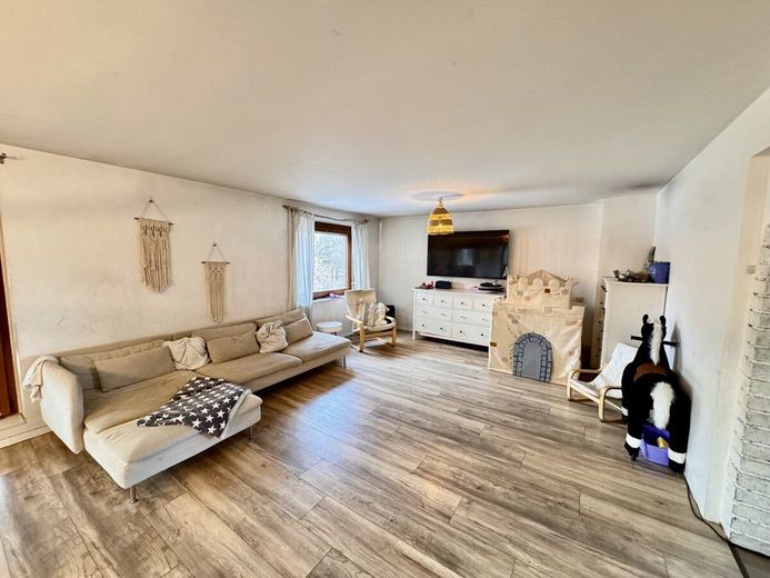 HORN IMMOBILIEN ++ gemütliches Zuhause mit großem Grundstück – Wohnzimmer