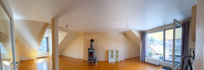 Ruhige Dachgeschosswohnung über den Dächern von Harburg – Wohnzimmer