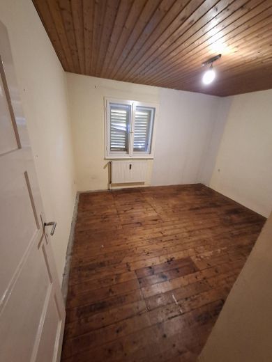 Nbg-Gaismannshof’ta inci - Tek ailelik ev (veya 3 odalı mutfak-banyo zemin kat + 2 odalı mutfak-banyo çatı katı) ve büyük, sakin bahçe – Schlafz. EG (Dielen/Paneelen)