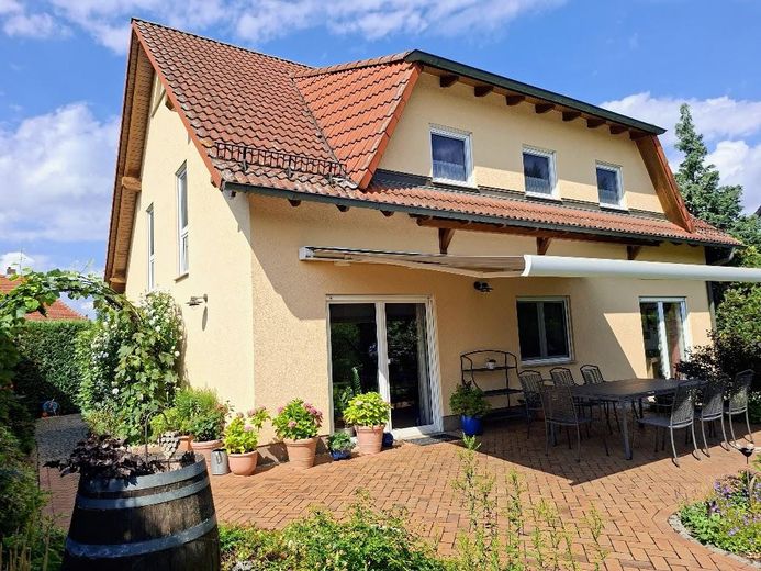 Przestronny dom jednorodzinny w centralnej i spokojnej lokalizacji Falkensee – Gartenseite mit Terrasse
