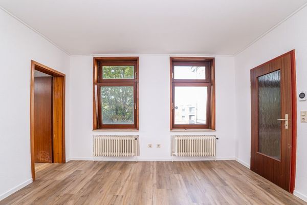 Zentrale 2,5-Zimmer-Wohnung mit Einbauküche, Stellplatz und Fahrradabstellraum