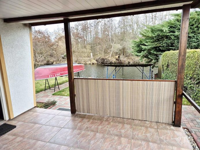 überdachte große Terrasse
