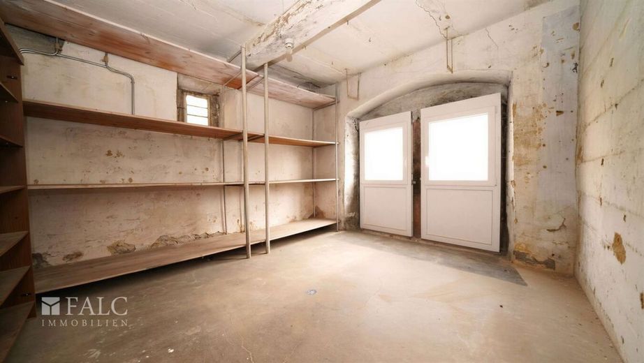 Handwerker aufgepasst: Einfamilienhaus mit großem Potenzial - FALC Immobilien – Viel Platz zum Verstauen!