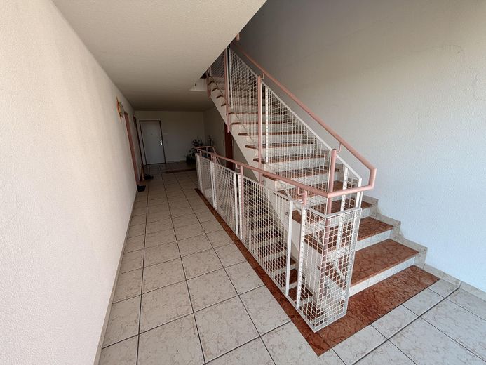 renovierte 2 Raum Wohnung mit Klima, EBK und TG Stellplatz – Hausflur