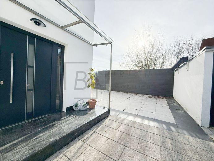 Wohn- und Gewerbekomplex mit zwei Werkstätten, Lager- /Büroflächen und zwei separaten Wohneinheiten – Außenanlage