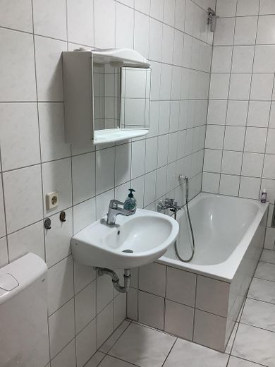 Sehr gepflegte, großzügige 2-Raum-Wohnung im Herzen der Stadt-Fußgängerzone – Badezimmer