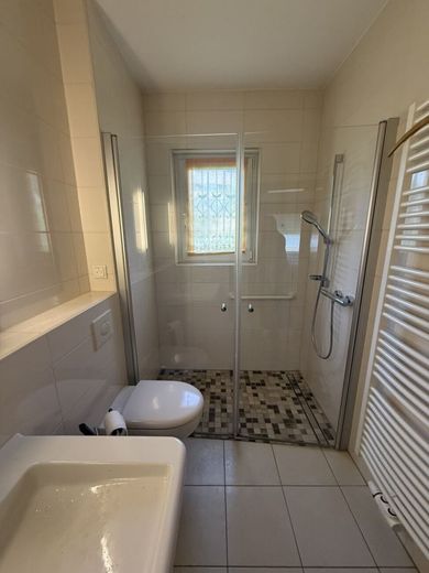 Viel Raum für Ideen: Zweifamilienhaus mit großem Garten, Garagen und Nebengebäude in Gohfeld – Badezimmer im EG