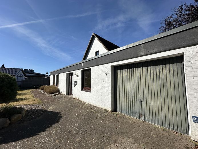 Oersdorf - Architektenhaus mit Charakter auf großzügigem Grundstück – Garage