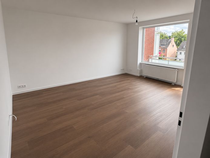 Pierwsze zasiedlenie po remoncie – mieszkanie 2-pokojowe z balkonem bezpośrednio przy DIAKO – Wohnzimmer II