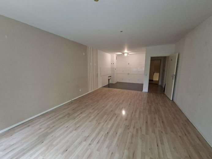 CITYHOUSE: Gepflegte 2 Zimmer Wohnung mit großem Balkon, Keller und TG Stellplatz in zentraler Lage – Wohn und Esszimmer