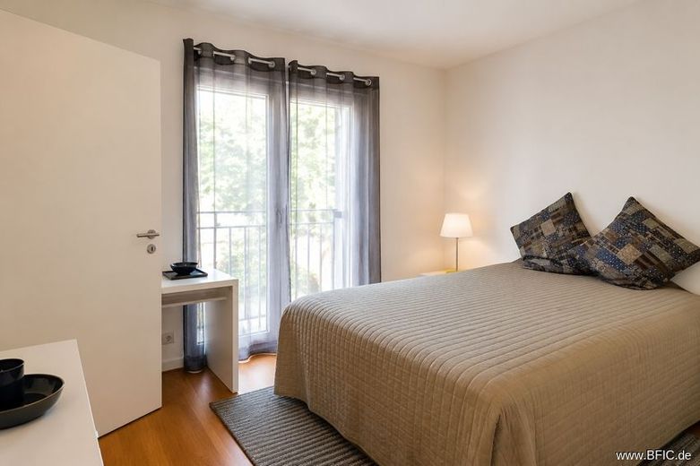 elegante 2-Zi.-Wohnung mit großem Balkon - möbliert vermietet nähe Spittelmarkt – Schlafzimmer