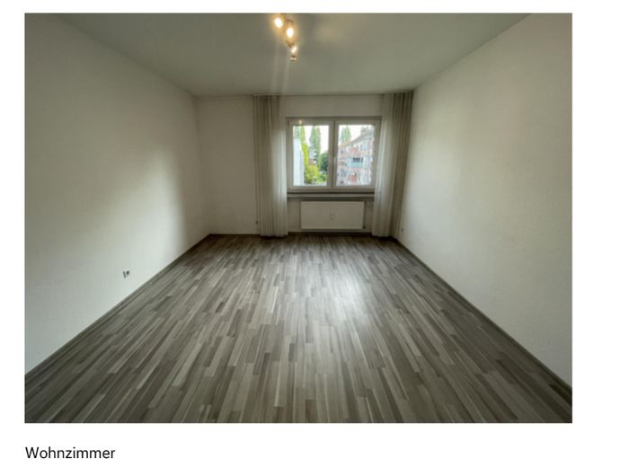 Helle 2-Zimmer-Wohnung mit Einbauküche nahe Europaviertel – Wohnzimmer