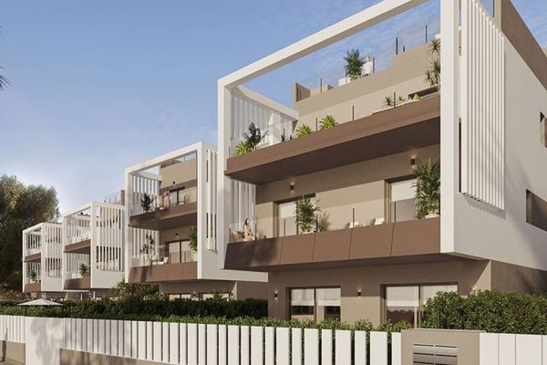 Maisonette-Wohnungen mit 3 Schlafzimmern, 2 Bädern, Gäste-WC, Fußbodenheizung in Bädern, Klimaanlage und Gemeinschaftspool nur 300 m vom Strand