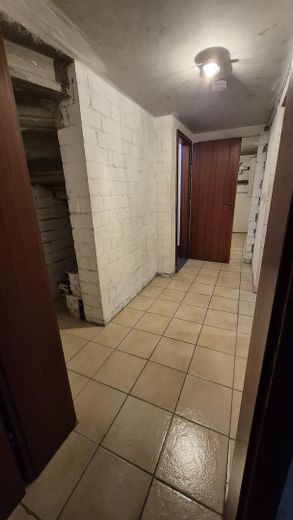 Casa a schiera di testa ben tenuta con giardino recintato e posto auto coperto – Flur Keller
