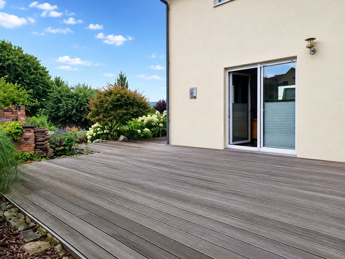 Außergewöhnliches Architektenhaus m. hochwertiger Ausstattung, Wohnkeller u. traumhaftem Südgarten – Terasse
