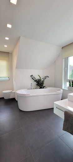 mit freistehender Badewanne