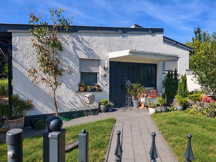 Helles Architektenhaus- Split-Level-Wohnen, Wintergarten und großzügiger Garten – Foto 1