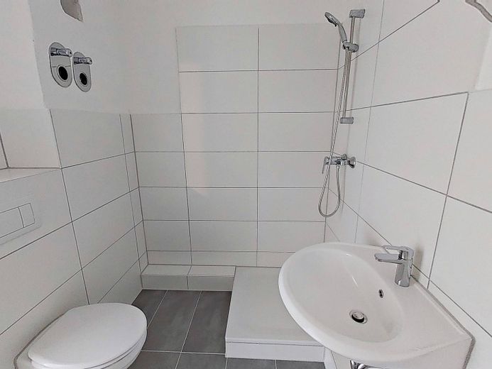 BIS ZU 3 NKM FREI: Schöne 3-Zimmer-Wohnung mit BALKON und intelligentem Grundriss in Kappeln-Ellenberg – Ansicht I: Bad