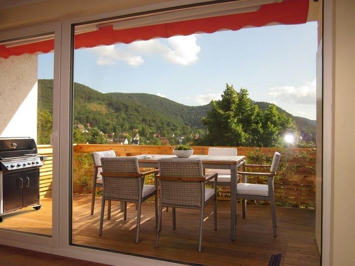 Fernblick über Bad Harzburg trifft Spa-Feeling: geöltes Parkett, Vollbad, Dampfsauna & 2 Balkone – Südbalkon vom Wohnzimmer