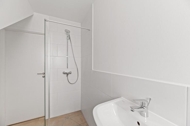 Freundliche 3-Zimmer-Dachgeschosswohnung – Dusche